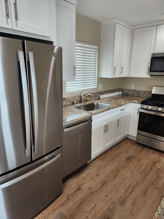 Building Photo - Upper Unit with Ocean View In OB - Complet...