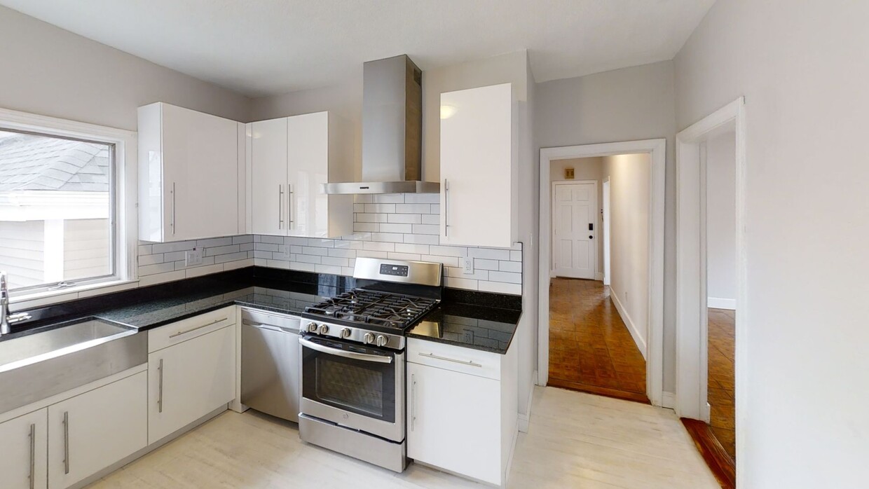 Foto principal - 9/1 Renovated 3BR near Green Line w/balcon...