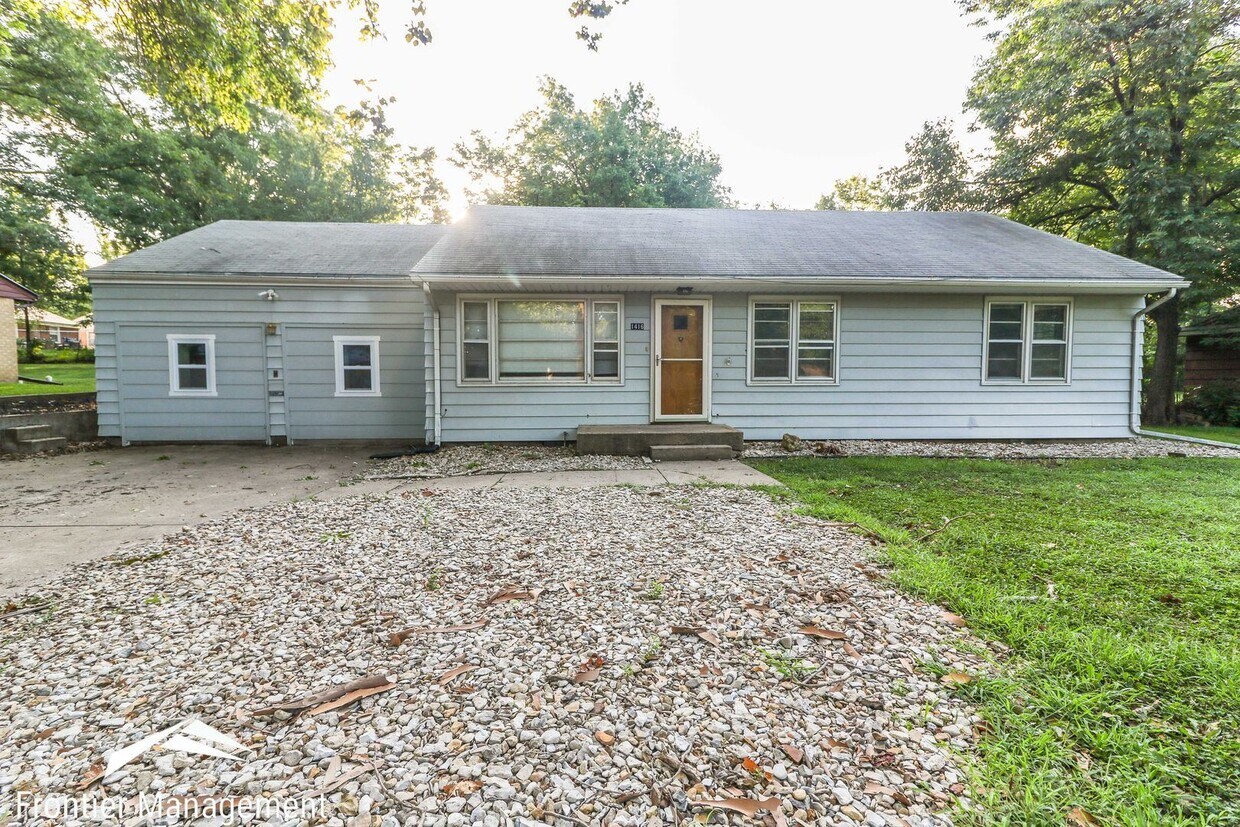 1416 Hillcrest Dr, Manhattan, KS 66502