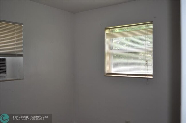 Building Photo - 6532 SW 26th St