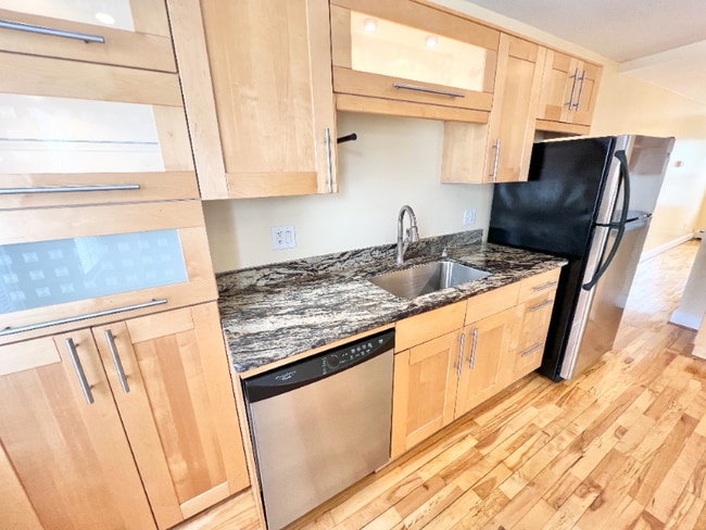 Building Photo - 13 Messenger St