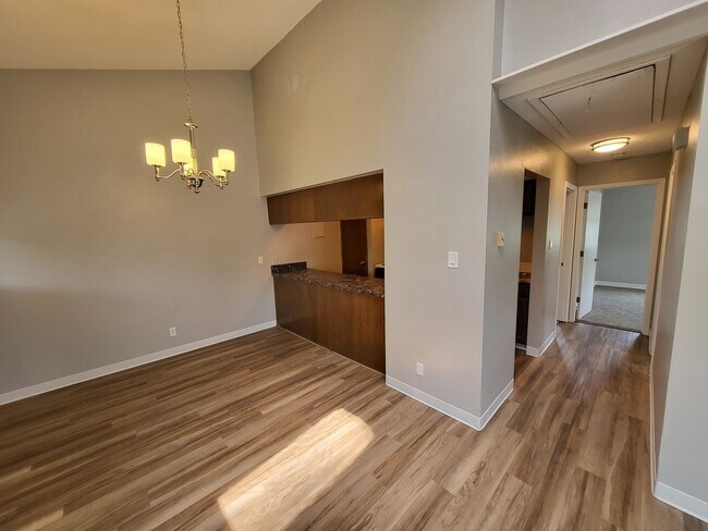 Building Photo - Vaulted Ceilings & Modern Two Bedroom in L...