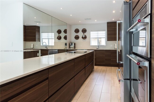 Building Photo - 1080 NE 104th St