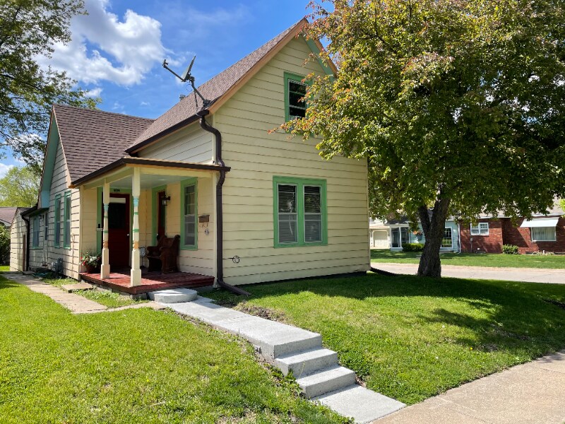 Primary Photo - 939 Broadway St
