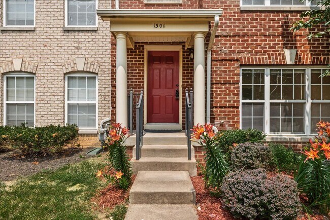 Foto del edificio - Modern Comfort Meets Convenience, Close to...