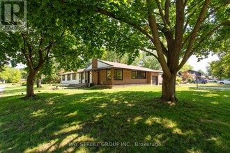 Building Photo - 2 Parklane Crescent
