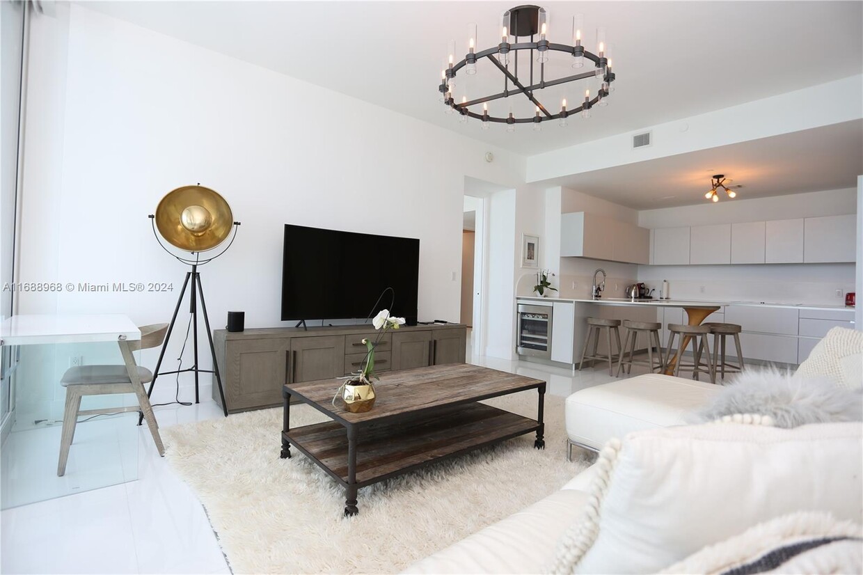 Foto principal - 16901 Collins Ave