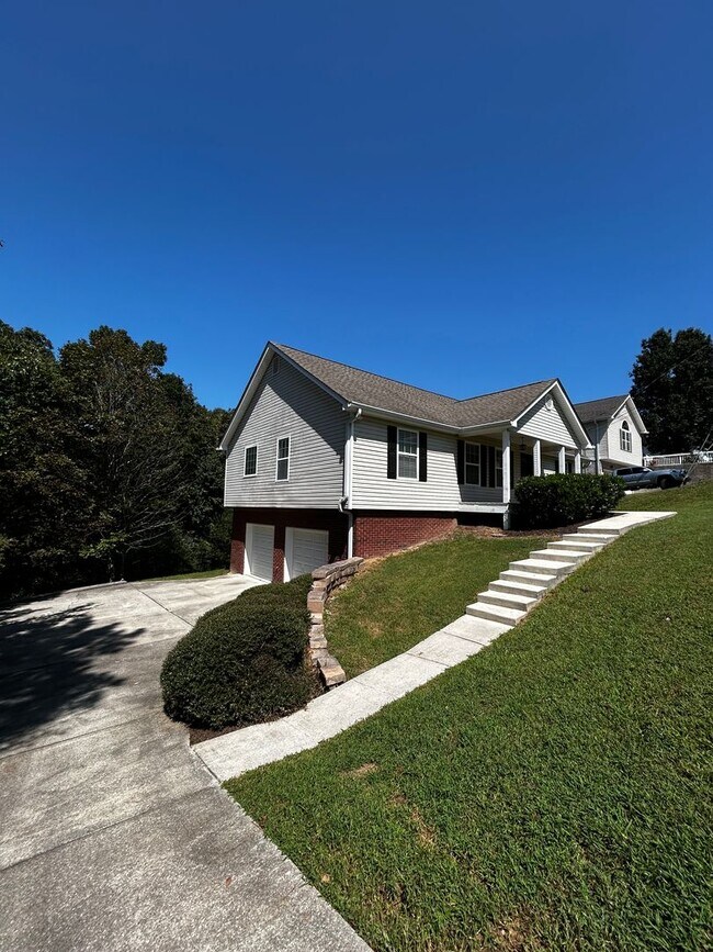 Foto del edificio - 3 Bed, 2 Bath, HUGE Basement Garage in Cha...