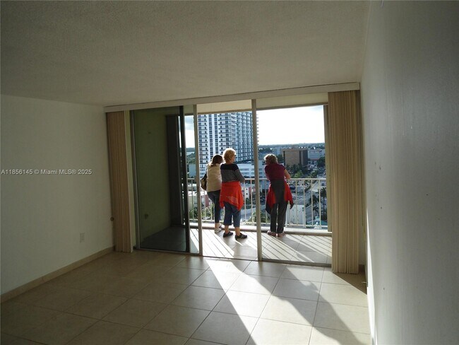 Foto del edificio - 1865 79th Street Causeway