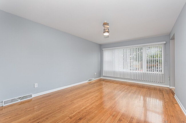 Foto del edificio - 3517 W 76th St