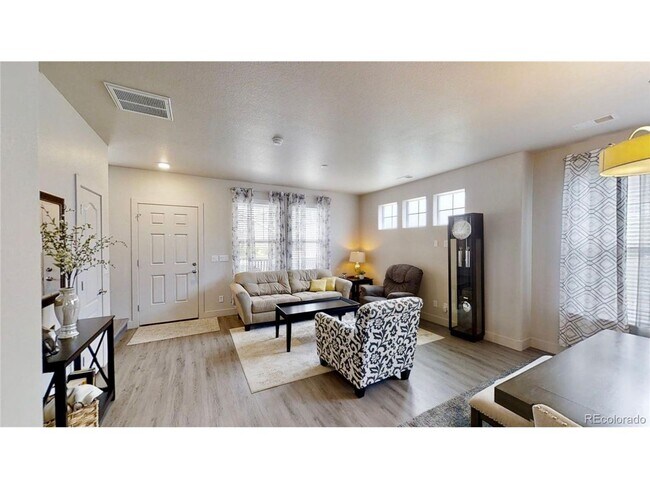 Building Photo - Available 6/11: Beautiful End Unit Townhom...
