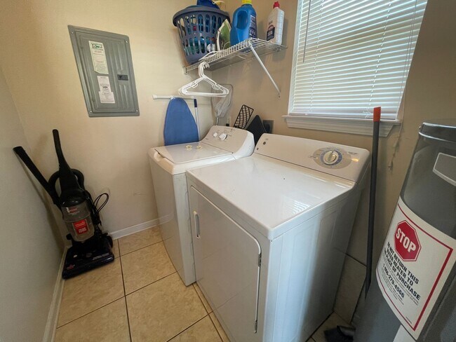 Foto del edificio - For Lease - 3 BR|2 BA Furnished Home in Pa...