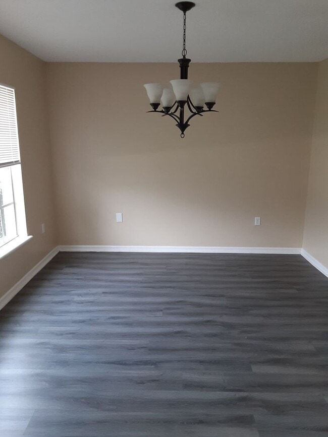 Building Photo - Beautiful 4 Bedroom