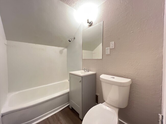 Building Photo - 1548 Lingo St