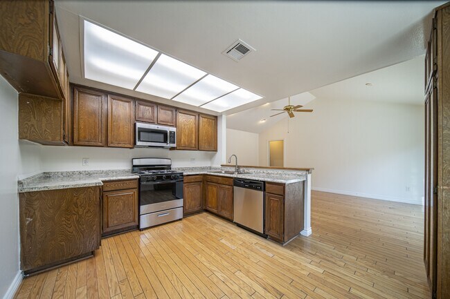 Building Photo - 225 Rosalynn Dr