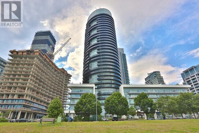 Photo du bâtiment - 80 Marine Parade Dr
