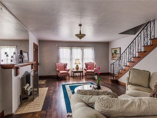 Building Photo - Large 2 Bed | 1.5 Bath | HALF DUPLEX- Cres...