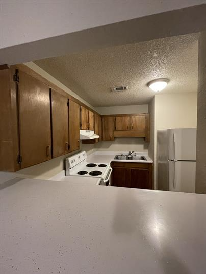 Building Photo - 872 Deerwood Ln