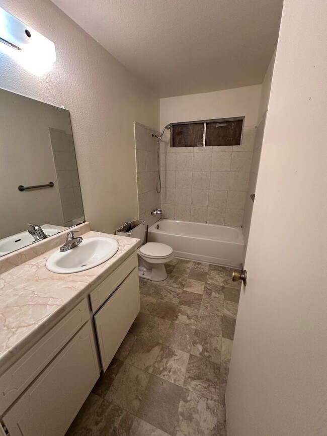Foto del edificio - Affordable 4 Bedroom Home Recently Updated