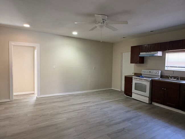 Building Photo - Single family home 5bed/3bath $1800/month ready now!