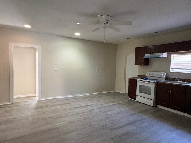 Foto del edificio - Single family home 5bed/3bath $1800/month ready now!