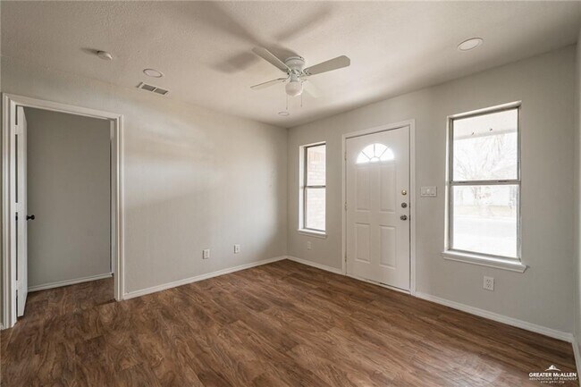 Building Photo - 707 W Gabriella Ave