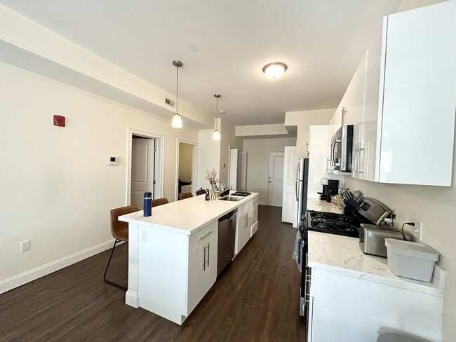 Building Photo - 75 Amory St