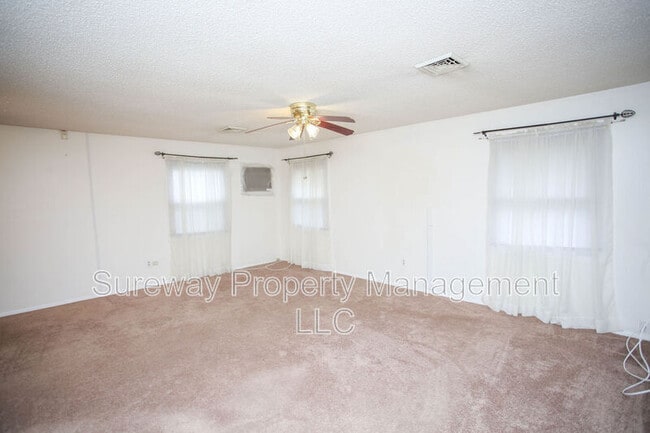 Building Photo - 8 Manakin Pl