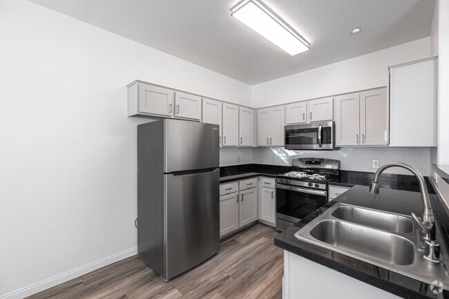 2BR, 2BA - 1,402SF - Kitchen - Camino al Norte Townhomes