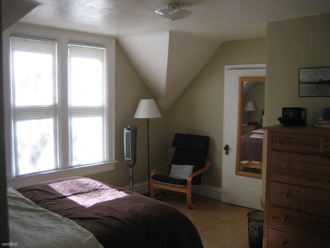 Building Photo - 2 br, 1 bath Apartment - 1206 E. Cedar Ave