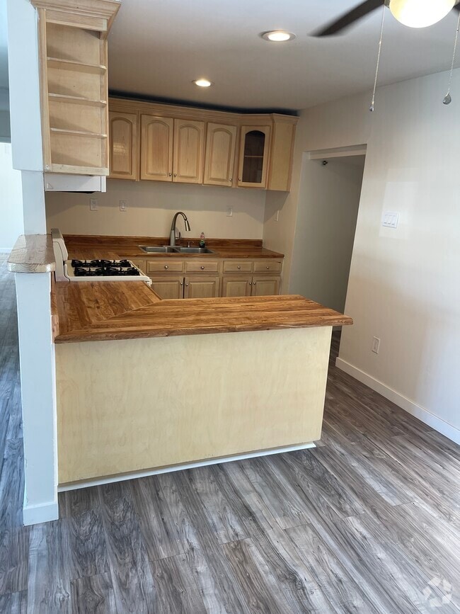 Building Photo - 702 Sawtelle Ave
