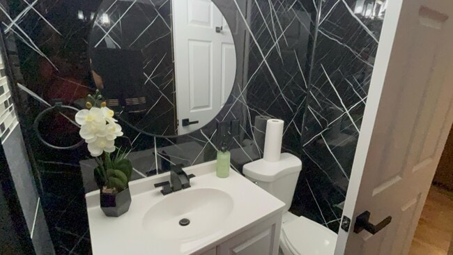 Baño del nivel inferior - 7914 S Ridgeland Ave