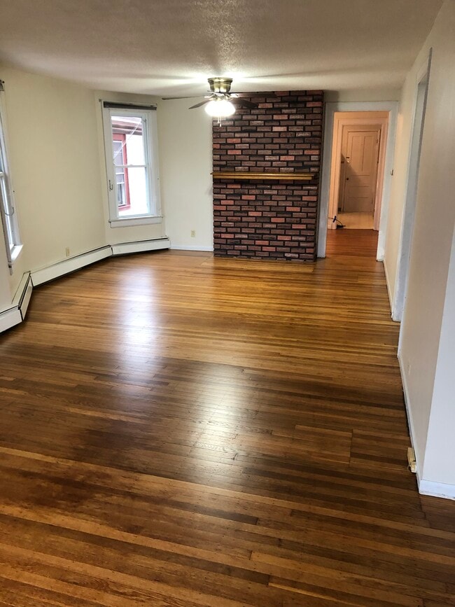 Living room - 1681 Amherst St