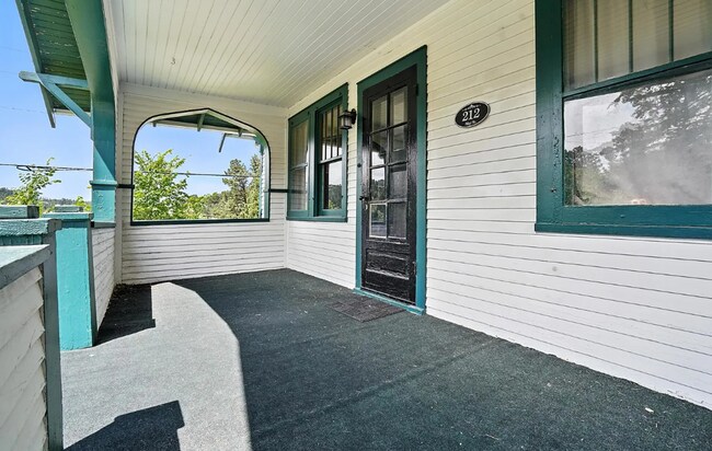 Foto del edificio - Fully Furnished 5-Bedroom Retreat in the Heart of Lead, SD!