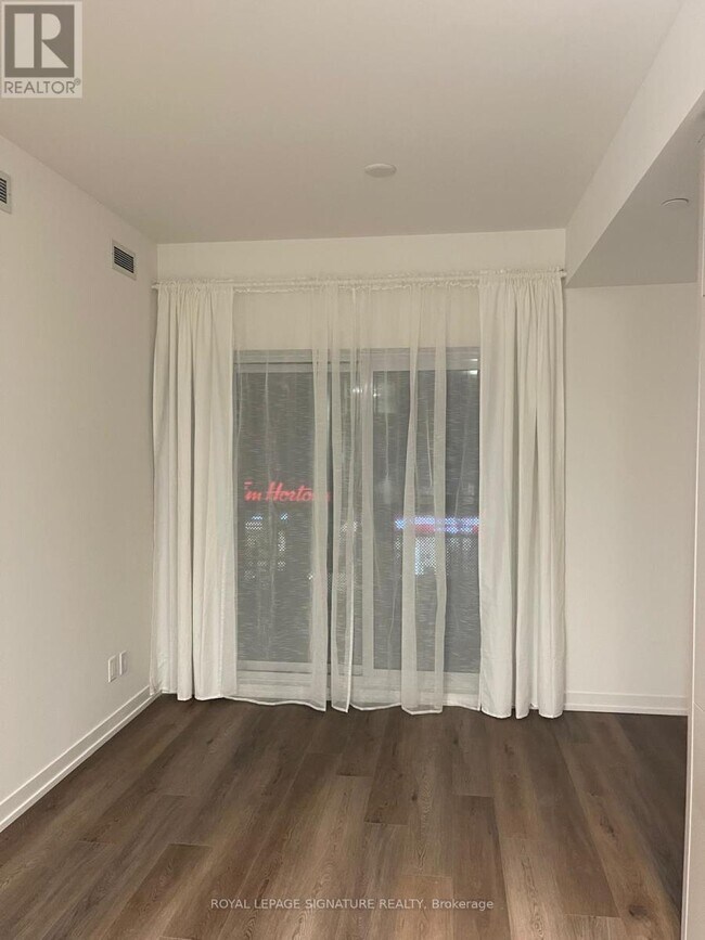 Photo du bâtiment - 863-863 St Clair Ave W