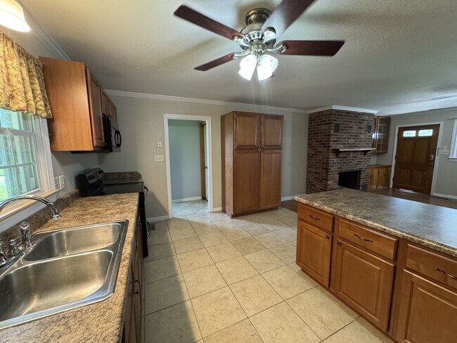 Foto del edificio - Look and lease-corner lot! Renovated!