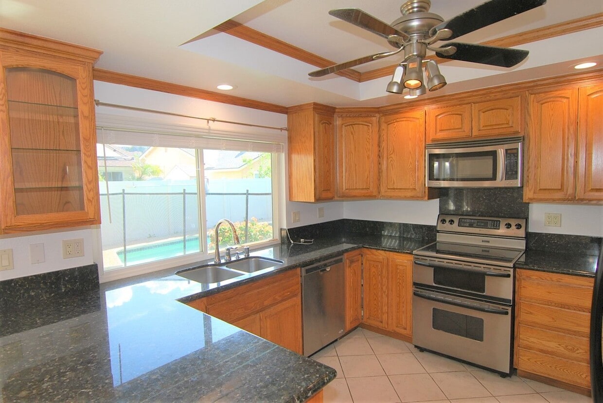 Beautiful 3-Bedroom Home with Pool, Spa & 3-Car Garage in Orange - Beautiful 3-Bedroom Home with Pool, Spa & 3-Car Garage in Orange