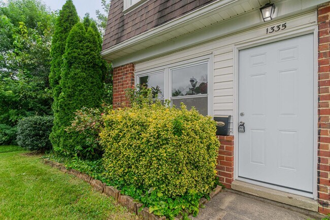 Foto del edificio - Newly Renovated Three Bedroom house in Par...