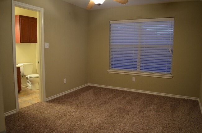 Foto del edificio - Available August 2026! 4 Bed/4 Bath Less t...