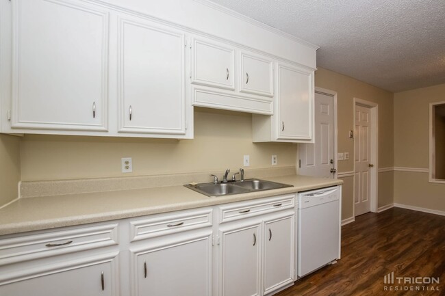 Building Photo - 136 Glenshannon Dr