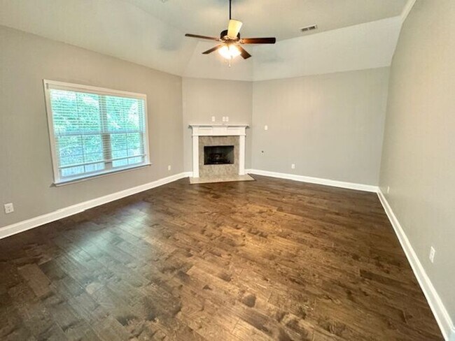 Foto del edificio - Now Leasing A Spacious 4 Bedroom 2 Bath Ho...