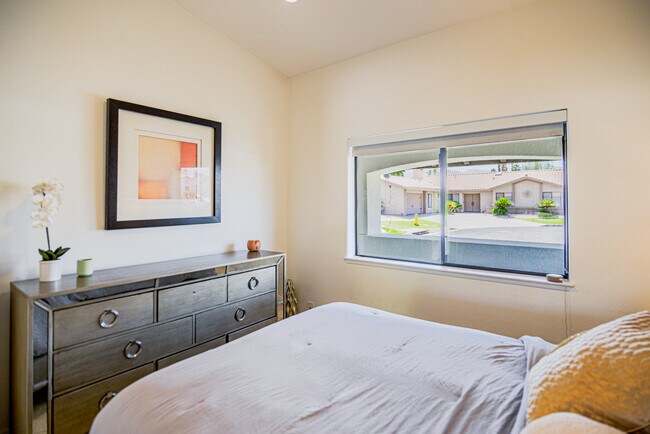 Foto del edificio - 74830 Waring Ct