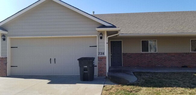 Building Photo - 728 Highland Ridge Dr