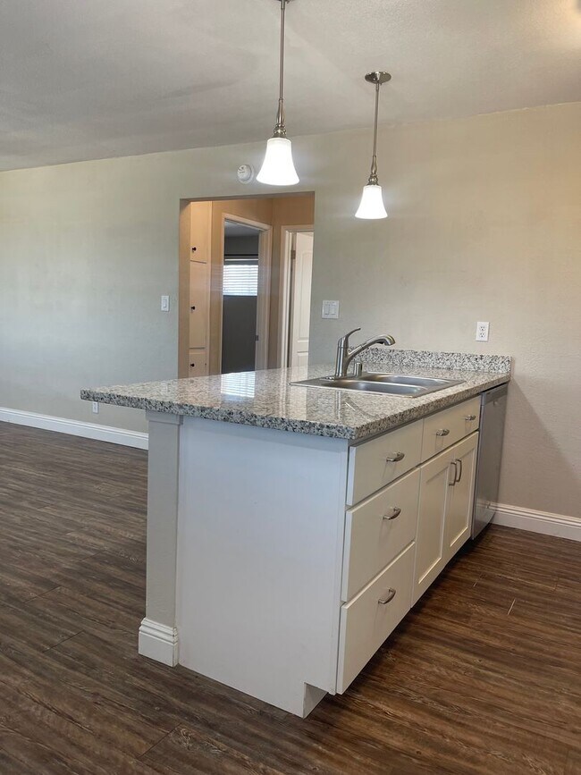 Foto del edificio - 590-596 Iris Drive