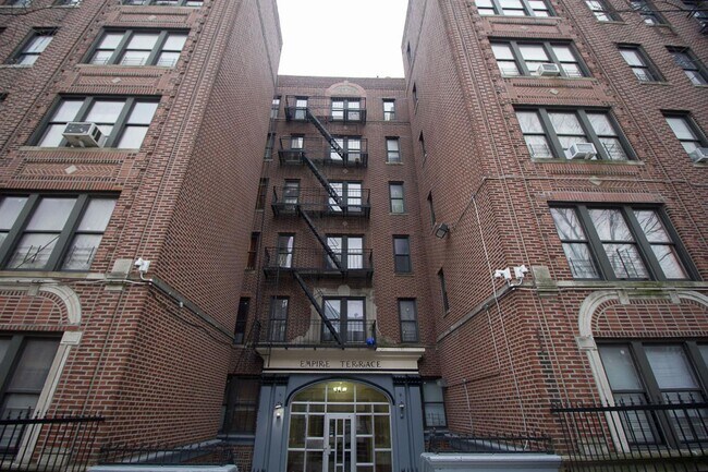 Foto del edificio - 740 Empire Blvd