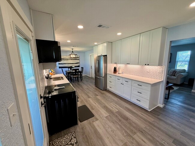 Building Photo - 307 W Karnes Dr