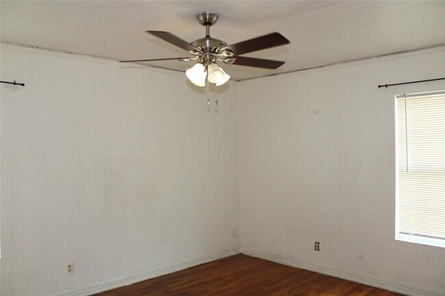 Building Photo - This is a 1 bedroom - 1 bathroom duplex in...