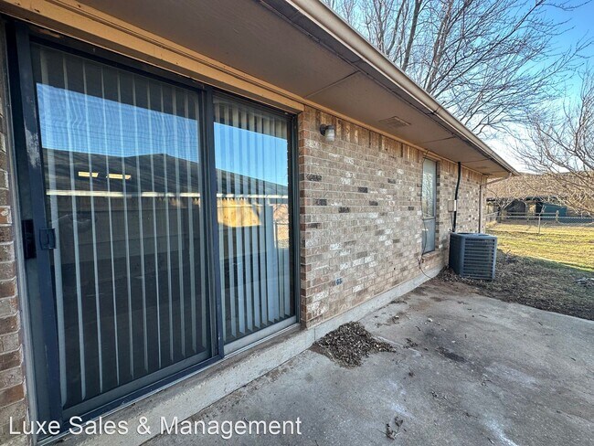Foto del edificio - 2 br, 2 bath House - 8306 NW 8th Street