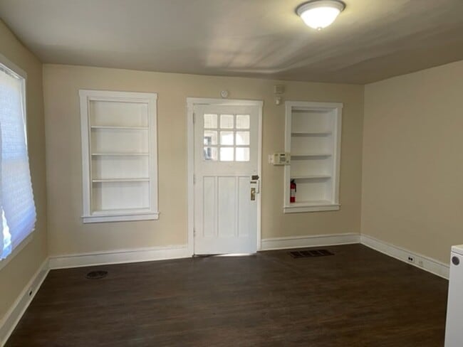Building Photo - Spacious 3 Bedroom Available Now