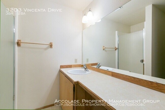 Building Photo - Well Maintained Duplex with Vaulted Ceilings